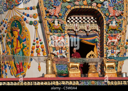 Tibetisch-buddhistischen Mönch besucht Stupa Komplex, Sangge Prudence Kloster, Rebong, Provinz Qinghai, China Stockfoto