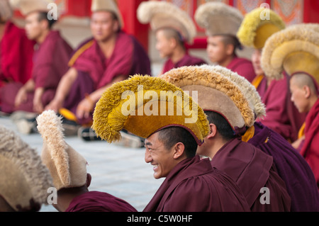 Gelben Hut Sekte tibetisch-buddhistischen Mönche besuchen Abendgebet, Longwu Kloster, Tongren, Qinghai Province, China Stockfoto