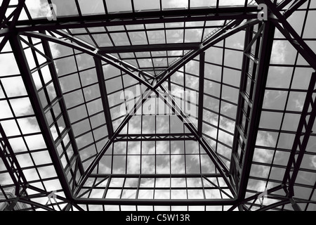 Glasdach mit weißen Balken, Detail eines Daches mit Blick auf Himmel