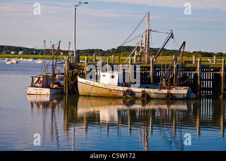 Angelboote/Fischerboote angedockt an der Stadt Pier in Wellfleet, Massachusetts Stockfoto