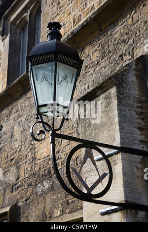 Freimaurer-Symbole auf eine Straßenlaterne Schmiedeeisen vor der Lodge in Bradford-on-Avon Stockfoto