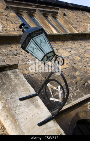 Freimaurer-Symbole auf eine Straßenlaterne Schmiedeeisen vor der Lodge in Bradford-on-Avon Stockfoto