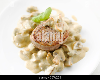 Medaillons vom Schwein mit Champignons und Rahmsauce, close-up Stockfoto