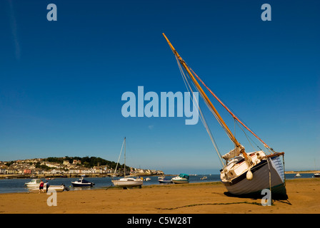 Vor Anker Yacht gestrandet am Instow, Mündung des River Torridge mit Appledore im Hintergrund, Nord Küste von Devon, England UK Stockfoto