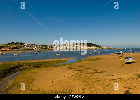 Boote an der Mündung des River Torridge, bei Instow mit Appledore im Hintergrund, Nord Küste von Devon, England UK Stockfoto