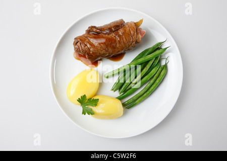 Roulade Kartoffeln und grünen Bohnen auf Teller Stockfoto