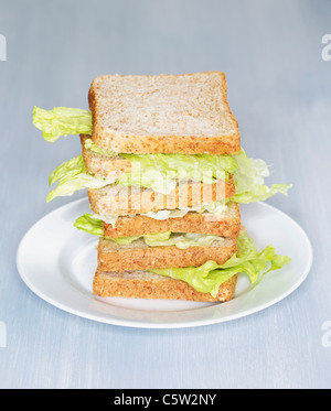 Vollkorn Toast Scheiben mit Eisberg-Salat auf Teller gestapelt Stockfoto