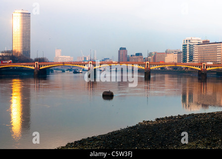 Vauxhall Bridge und Millbank Tower - London Stockfoto