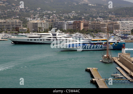 Hafeneinfahrt am Hafen von Eivissa auf der spanischen Insel von Ibiza schnell Fähre Ramon Llull vorbei eine superyacht Stockfoto