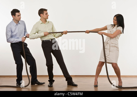 Unternehmer spielen Tauziehen Stockfoto