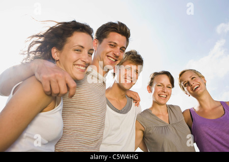 Deutschland, Bayern, junge Menschen umarmen, lachen, Porträt, Nahaufnahme Stockfoto