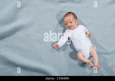 Baby Girl (0-4 Wochen) auf der Decke liegend, erhöht, Ansicht Stockfoto