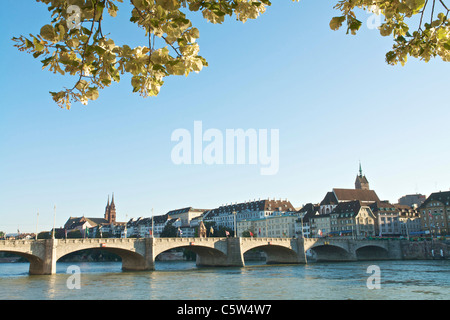 Schweiz, Basel, Brücke über den Rhein mit Basler Münster im Hintergrund Stockfoto