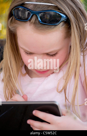 Deutschland, Bayern, Nahaufnahme von Mädchen Hand Computerspiel Stockfoto