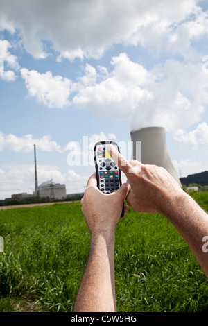 Deutschland, Bayern, Unterahrain, von Menschenhand mit Fernbedienung in der Nähe von AKW Isar Stockfoto