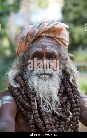 Porträt weißen bärtigen Sadhu Sri Ramana Ashram Tiruvannamalai Tamil Nadu in Indien Stockfoto