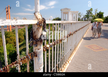 Sperren auf die Mutter-in-Law-Brücke in Odessa, das Zeichen der Liebe. Odessa, Ukraine Stockfoto