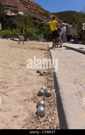 Ibiza, Balearen, Spanien - kleine Ferienort Port de Sant Miquel. Bouleplatz am Strand. Stockfoto