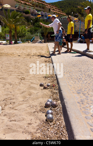 Ibiza, Balearen, Spanien - kleine Ferienort Port de Sant Miquel. Bouleplatz am Strand. Stockfoto