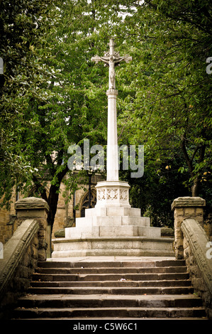 Kriegsdenkmal am nordöstlichen Eingang der Chesterfield Parish Church. Stockfoto