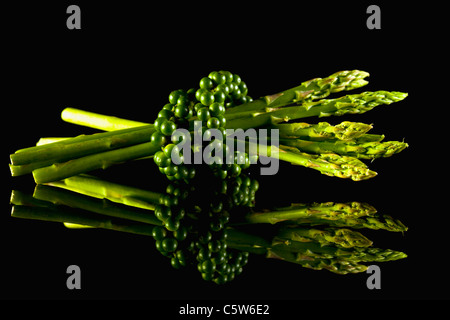 Grüner Spargel und grüne Pfefferkörner (Piper nigrum Stockfoto