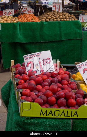 Große Schachtel Pflaumen auf einem Obst- und Gemüsestände auf einem britischen Markt Stockfoto