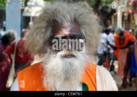 Porträt-Sadhu in dunklen Brille Sri Ramana Ashram Tiruvannamalai Tamil Nadu in Indien Stockfoto