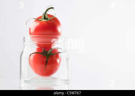 Zwei reife Tomaten bei der Erhaltung von Glas, close-up Stockfoto