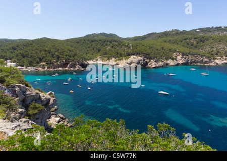 Ibiza, Balearen, Spanien - kleine Ferienort Port de Sant Miquel. Gesamtansicht von der Bucht aus kann Marca gesehen. Stockfoto