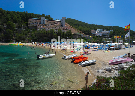 Ibiza, Balearen, Spanien - kleine Ferienort Port de Sant Miquel. Allgemeine Ansicht in der Bucht mit Strand, Meer, Hotels. Stockfoto