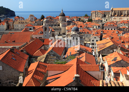 Blick auf Dubrovnik Terrakotta Dächer von der Stadtmauer der Altstadt Dubrovnik, Kroatien Stockfoto