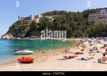 Ibiza, Balearen, Spanien - kleine Ferienort Port de Sant Miquel. Allgemeine Ansicht in der Bucht mit Strand, Meer, Hotels. Stockfoto