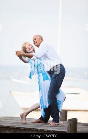 Deutschland, Bayern, Starnberger See, Senior Paare tanzen auf Steg Stockfoto