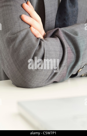 Nahaufnahme der Geschäftsmann im Anzug und mit verschränkten Armen Stockfoto