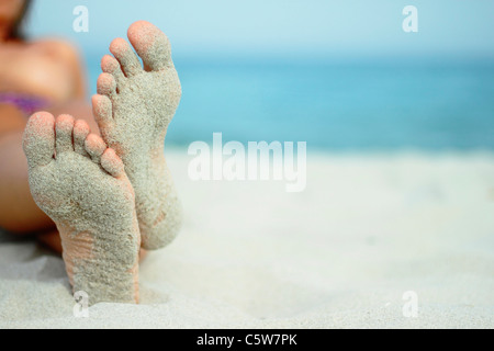 Italien, Sardinien, Person am Strand, sandigen Füßen liegen Stockfoto