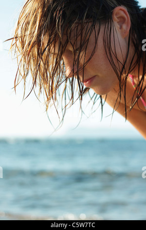Italien, Sardinien, Frau am Strand blickte, Seitenansicht, portrait Stockfoto