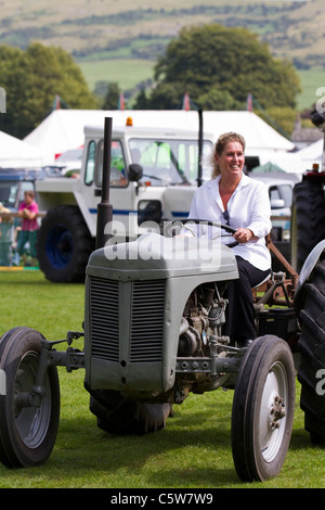 Autofahrerin alten Vintage arbeiten Traktor ausstellen auf der als landwirtschaftliche Gesellschaft 128 jährliche ländlichen Show 2011 in der Seenplatte, Cumbria, England, UK Stockfoto