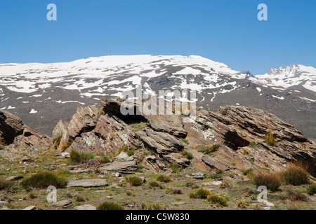 Blick auf Schnee bedeckt die Berge der Sierra Nevada von der Bergwanderweg über Trevelez Dorf, La Alpujarra, Andalusien, Spanien Stockfoto