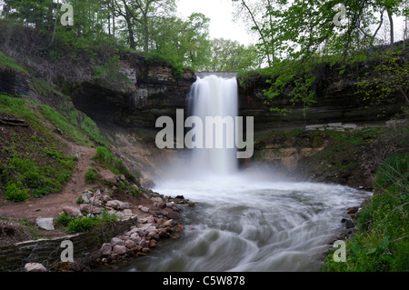 Rauschenden Wasser Der minnehaha Creek an minnehaha fällt in Minneapolis Minnesota Stockfoto