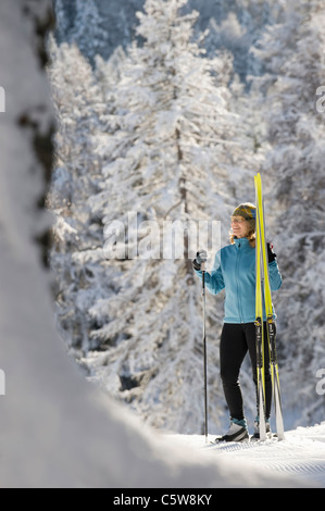 Österreich, Tirol, Seefeld, Wildmoosalm, Frau mit Langlaufskiern Stockfoto