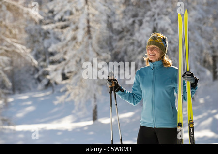 Österreich, Tirol, Seefeld, Wildmoosalm, Frau mit Langlaufskiern Stockfoto