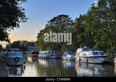 Boote auf dem Kanal von Lancaster in Garstang an einem Sommerabend Stockfoto