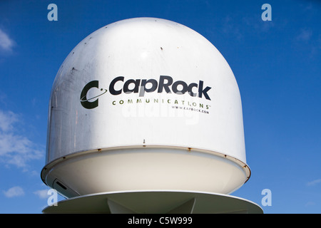 Ein Kommunikation-Radar auf dem Aufbocken Lastkahn, Kraken, geladen mit Windturbinen für das Walney Offshore-Windpark-Projekt, Stockfoto