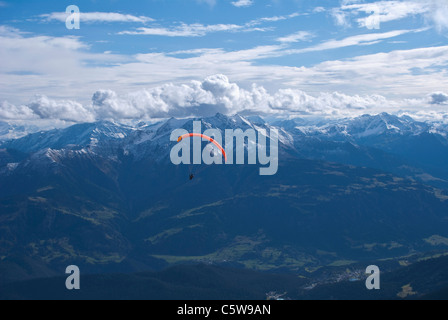 Schweiz, Casson Delta, Gleitschirm über Berge Stockfoto