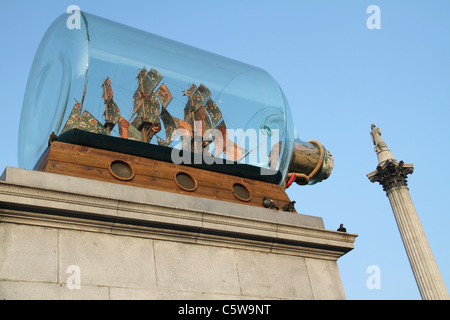 VEREINIGTES KÖNIGREICH. Die Fourth Plinth in Trafalgar Square Yinka Shonibare MBE Nelsons Schiff in der Flasche. Stockfoto