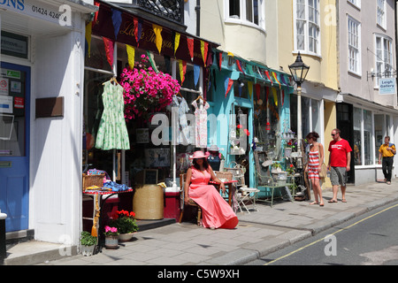 Vintage Kleidung und Sammlerstücke-Läden in der Altstadt von Hastings, East Sussex, England, UK, GB Stockfoto