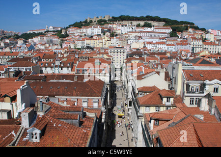 Portugal, Estremadura, Lissabon, Blick über Baixa-Viertel mit Sao Jorge Schloss im Hintergrund Stockfoto