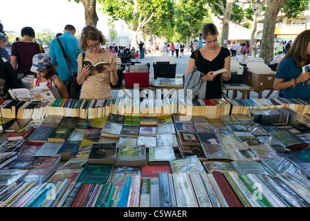 Buchmarkt unter Waterloo Bridge - London Stockfoto