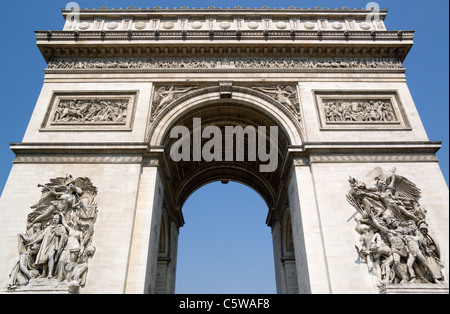 Frankreich, Paris, Arc de Triomphe, niedrigen Winkel Ansicht Stockfoto