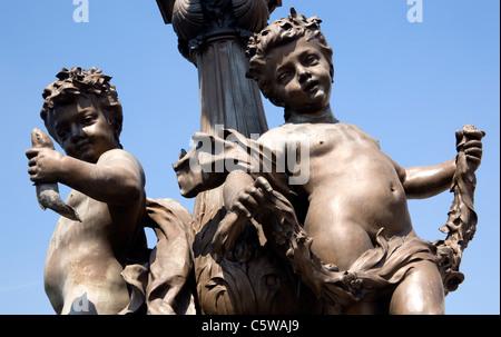 Frankreich, Paris, Pont Alexandre III, Bronze-Statue, Nahaufnahme Stockfoto